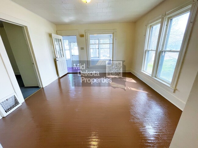 Building Photo - 509 E 1st- 3 bedroom single story house