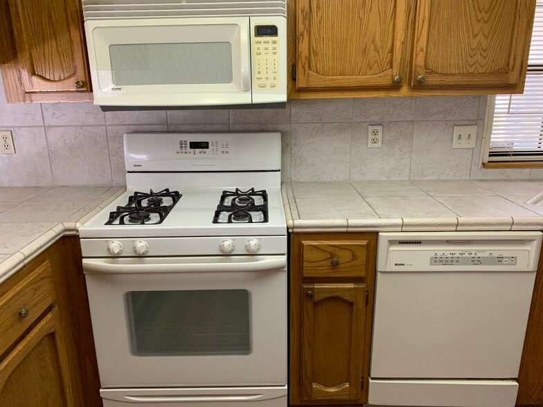 kitchen - 654 N Inyo St