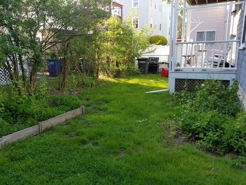 Yard, deck. gardens, grill - 29 Rose St