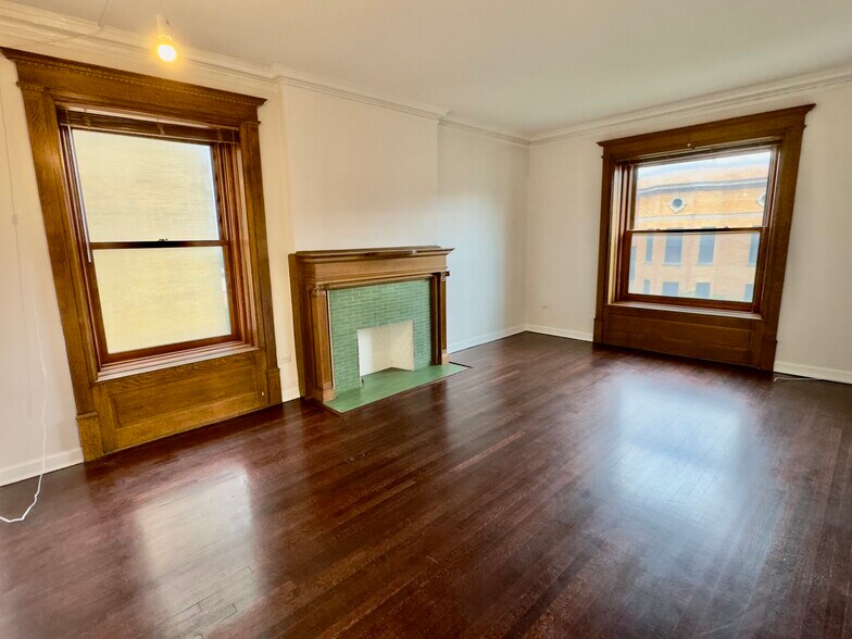 Building Photo - 559 W Surf St