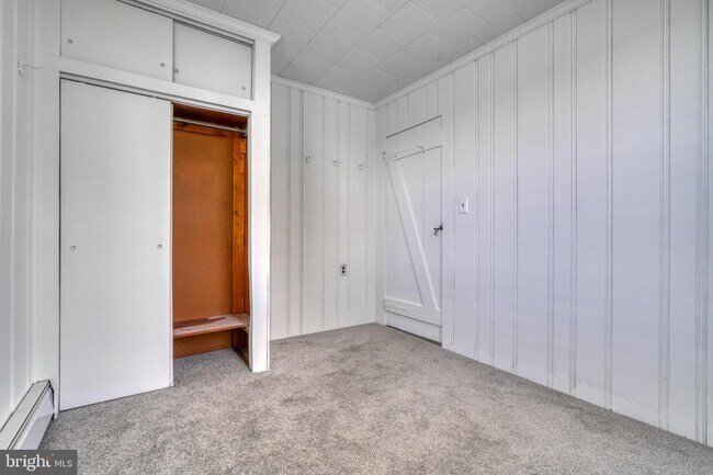 Building Photo - 2166 Lake Dr