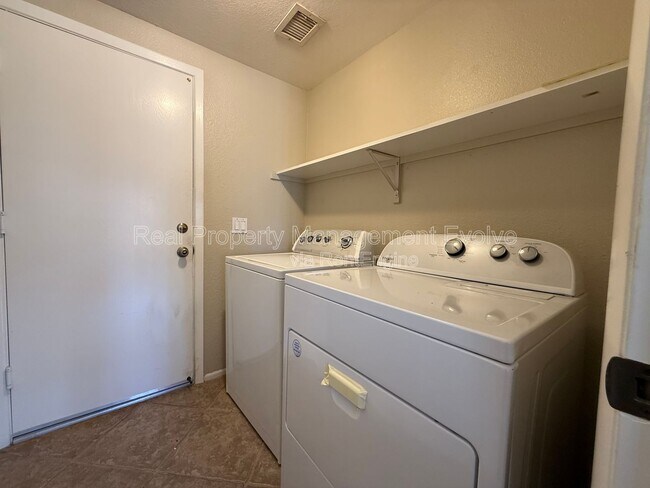 Building Photo - 1007 W Cooley Dr