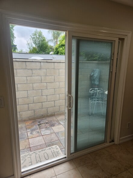 Building Photo - 5516 Vanalden Ave