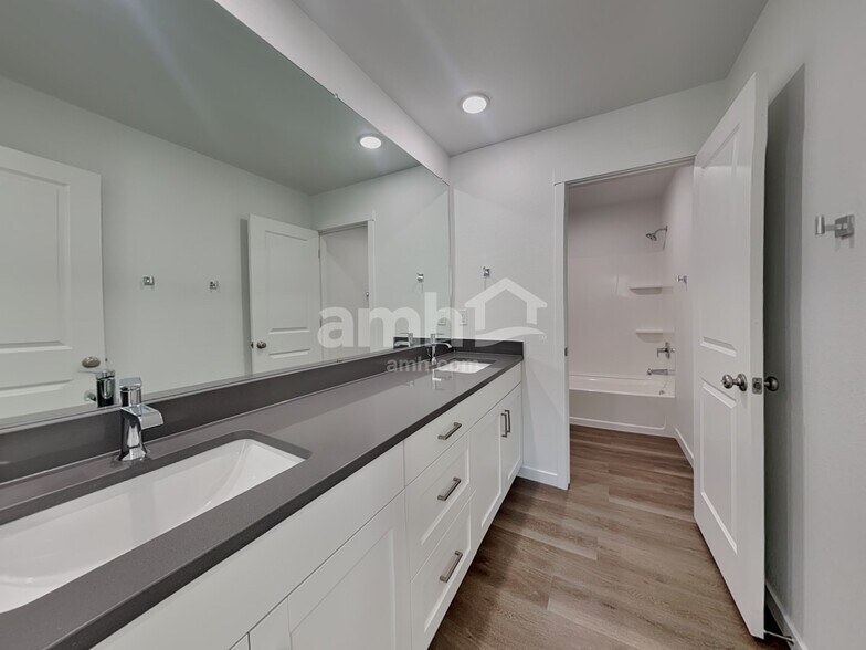 Building Photo - 360 N Addison Way