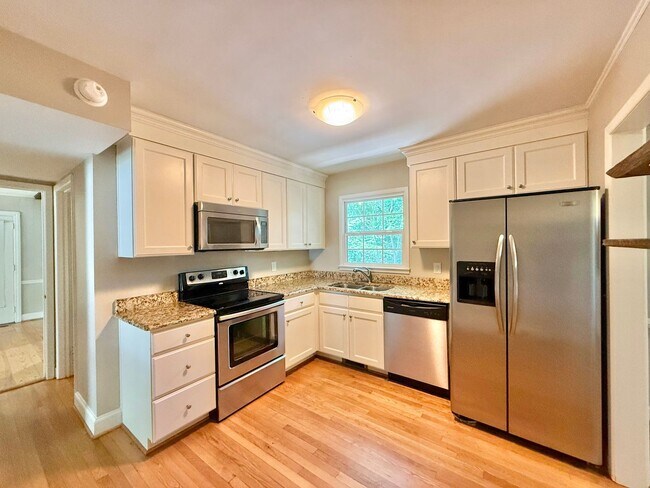 Building Photo - **OFFERING REFUNDABLE APPLICATION FEES & $150 MOVE IN PROMOTION** Terrific 3BD, 1.5BA North Ralei...