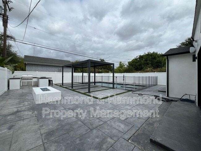 Building Photo - 5735 Saloma Ave