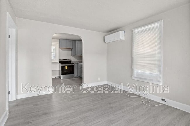 Building Photo - 9569 6th Bay St