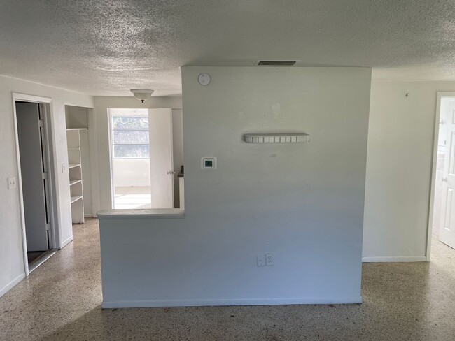 Building Photo - 2/1/1 New Port Richey