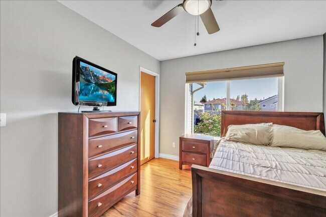 Building Photo - Stylish Yelm Home with A/C, Butcher Block Counters & Fully Fenced Yard!