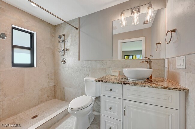 Building Photo - 2201 Longboat Dr