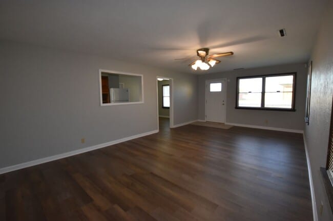 Building Photo - 2-3 bedroom Home in Greenfield with Garage.