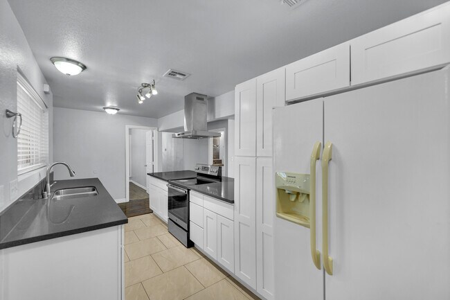 Building Photo - 2221 Santa Clara Dr