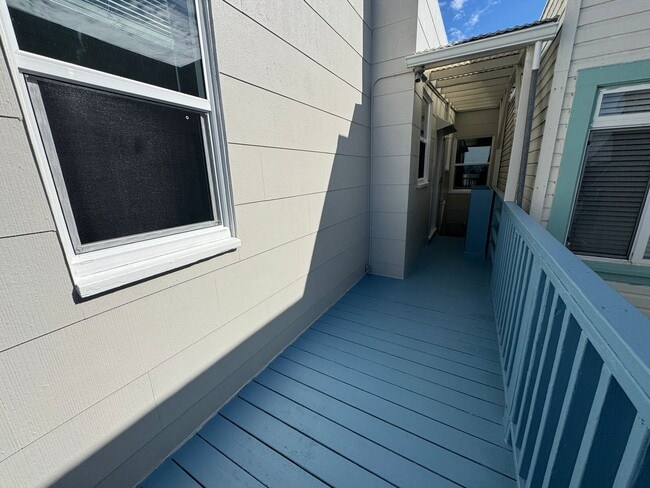 Building Photo - Charming Parkside Upper Flat w/ Garage Parking