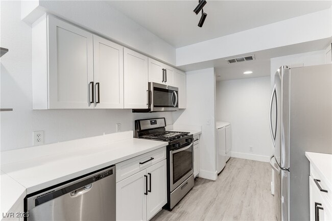 Building Photo - 2819 Briar Knoll Dr