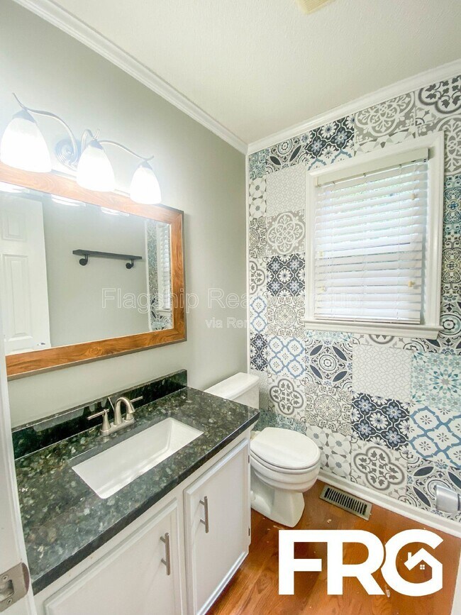 Building Photo - 305 Smith Pl