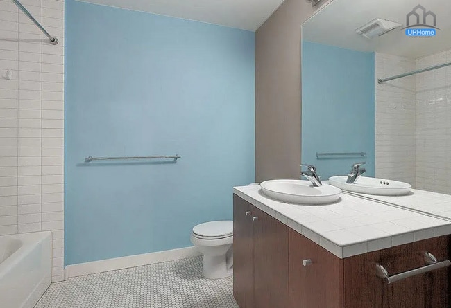 Building Photo - Elevated City Living: Expansive 2-Bed, 2-Bath Condo in PDX – Parking & Most Utilities Included!