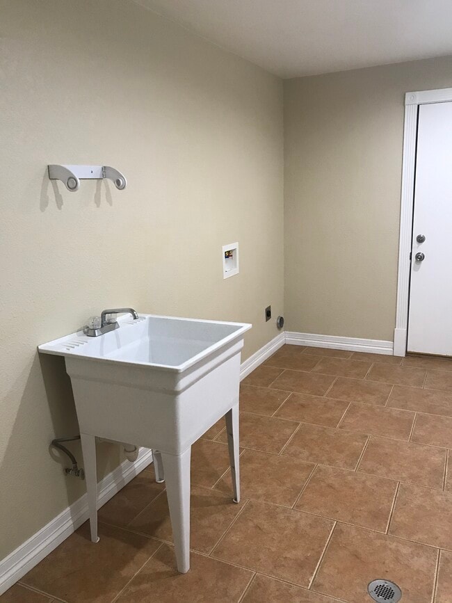 Building Photo - 2601 W 3rd St