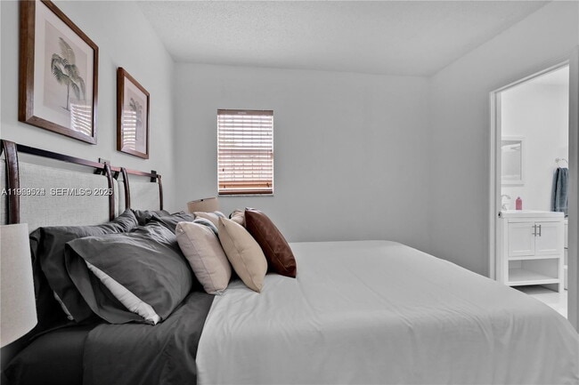 Building Photo - 1841 SW 29th Ave