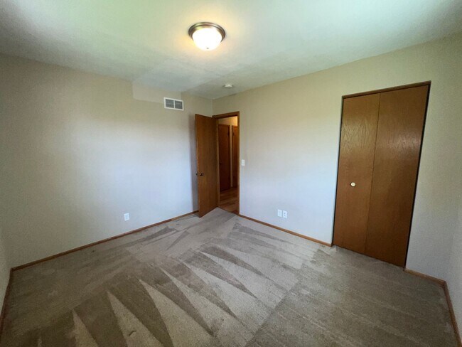 Building Photo - Spacious 3-bed, 2-bath Single Family Home!