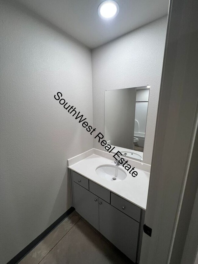 Building Photo - Spacious 2 bedroom 2 Bath apartment