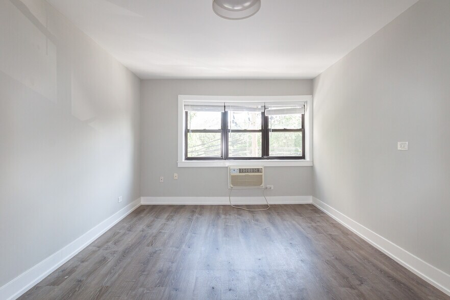 Building Photo - 454 W Barry Ave