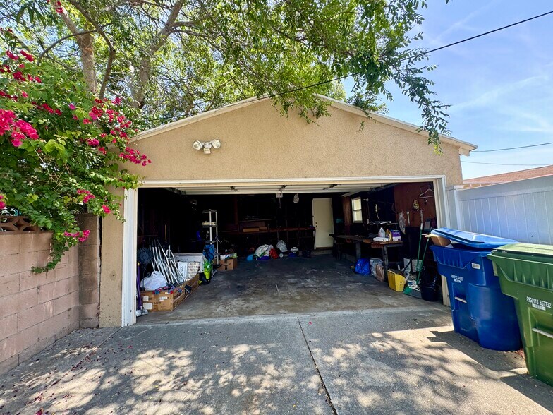Garage - 6664 Ensign Ave