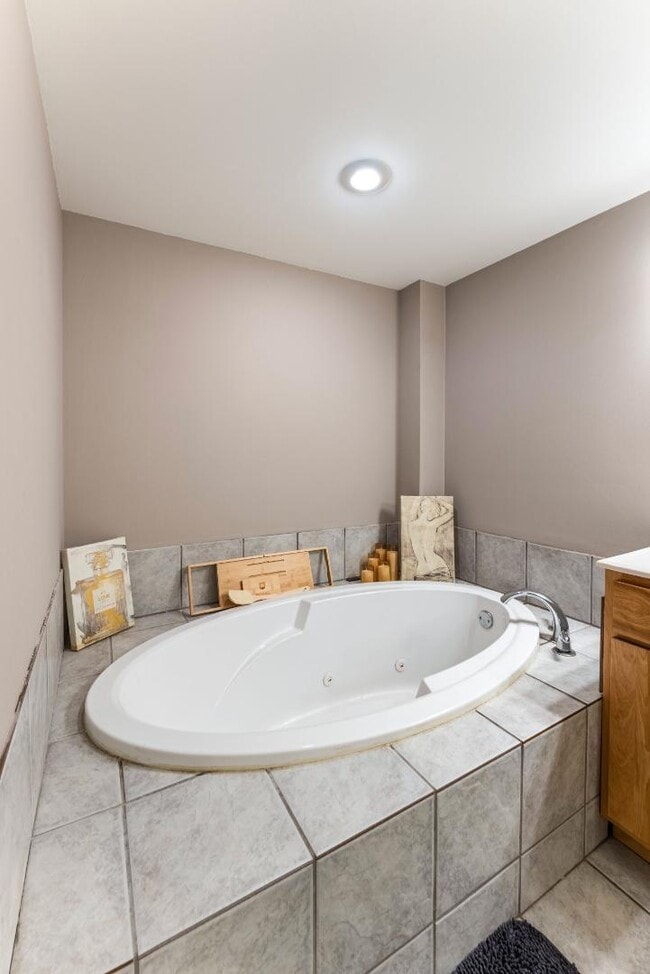 Building Photo - 523 N Bertrand St