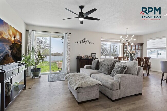 Building Photo - "Charming West Haven Retreat: Spacious 3-B...