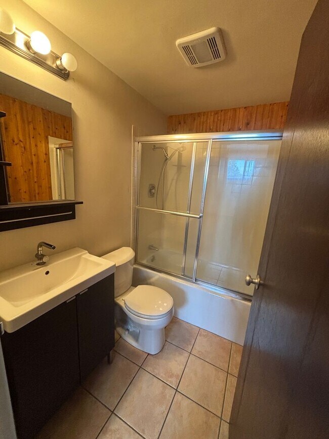 Building Photo - Upgraded 2 Bedroom 2 Bath Close to Downtow...