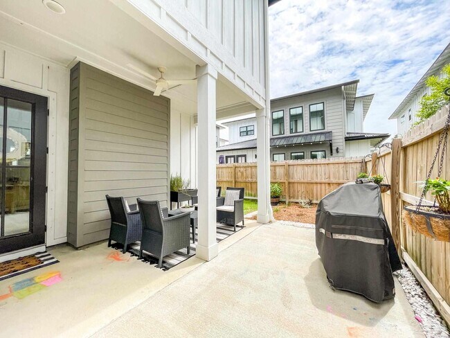 Building Photo - 13805 Red Drum Ct