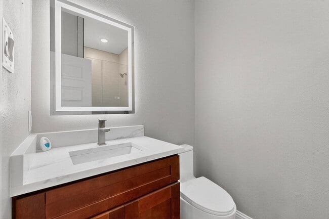 Building Photo - 1828 Highland Dr E