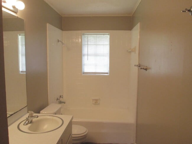 Building Photo - 305 W Florida Ave