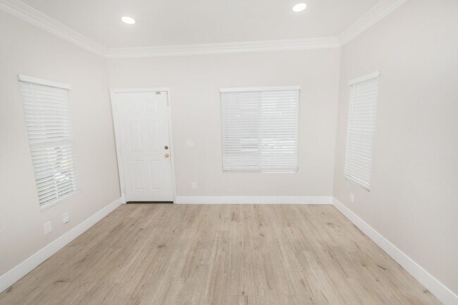 Building Photo - 511 Stork St