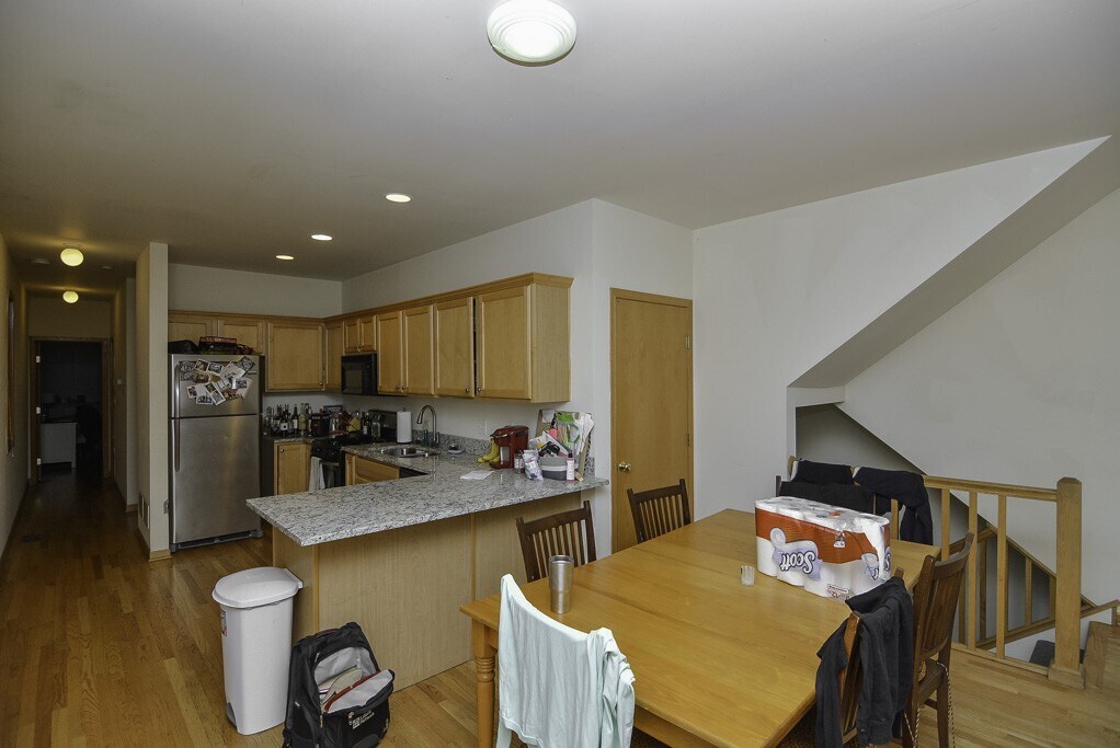 Building Photo - 3117 N Damen Ave