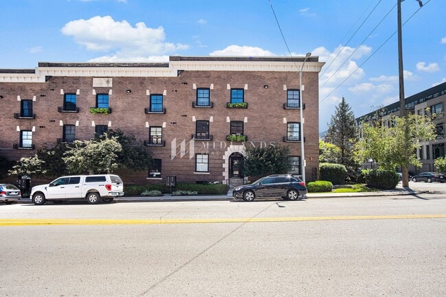 Building Photo - Stunning Downtown Condo