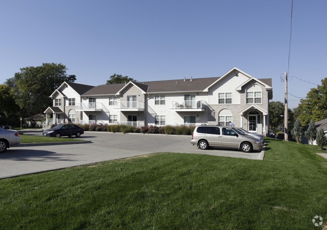 Primary Photo - Square 131 - 4860 - 5 Plex