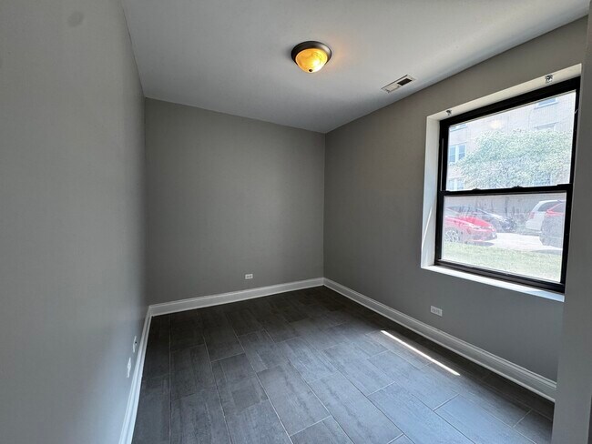 Building Photo - 5001 N Sawyer Ave