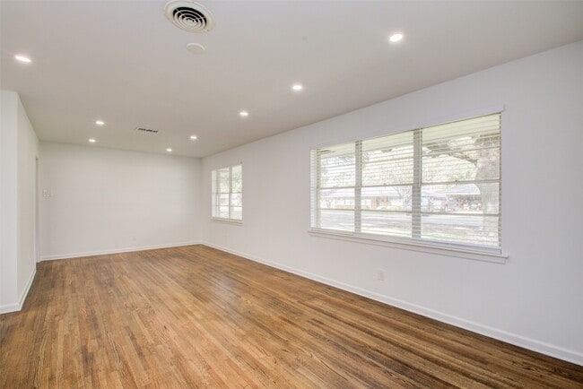 Building Photo - 8939 Rockhurst Dr