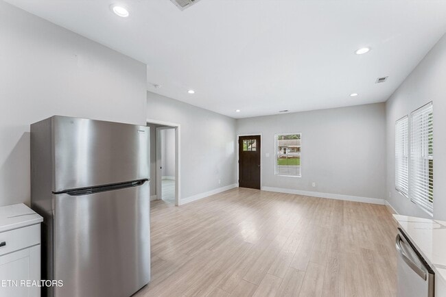 Building Photo - 5004 Knoxwood Dr