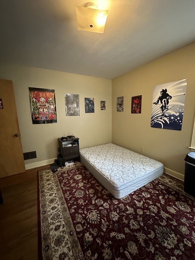 Building Photo - 4 Bed 2 Bath close to UWEC and downtown! A...