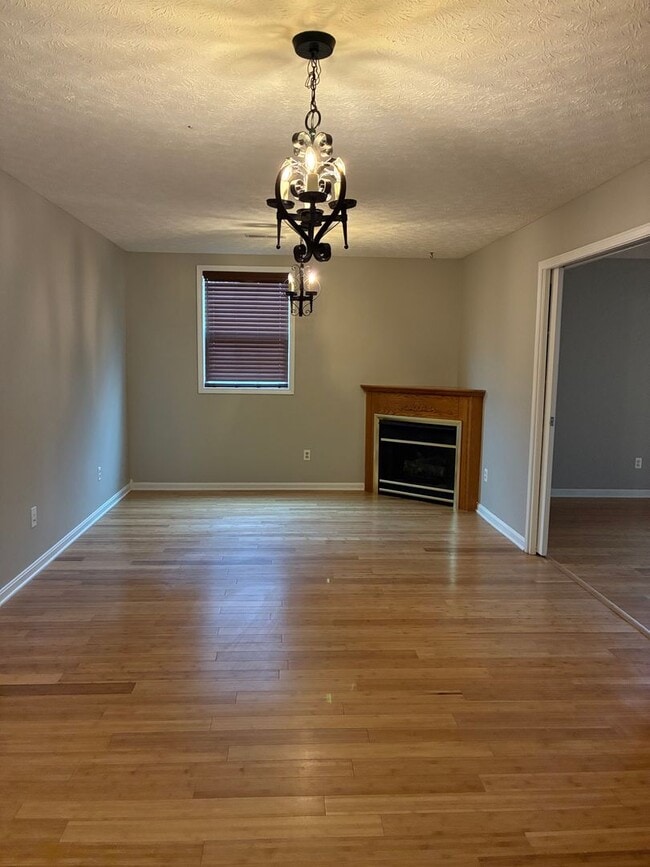 Building Photo - **NEW PRICE**   **New Paint**   **New Carpet**  Ready for YOU!!