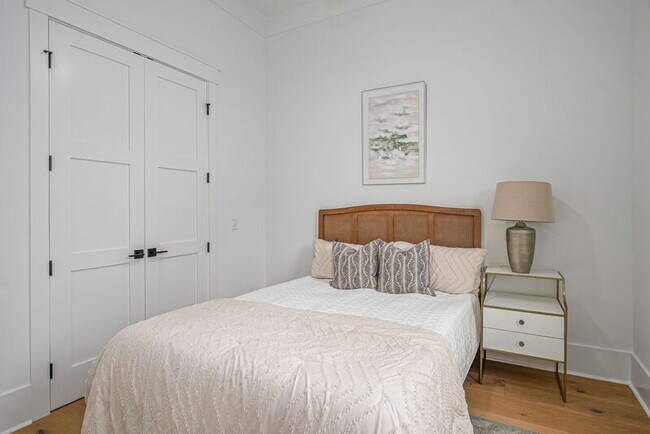 Building Photo - 302 W 38th St