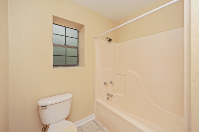 Building Photo - Cozy duplex in the heart of Niceville!