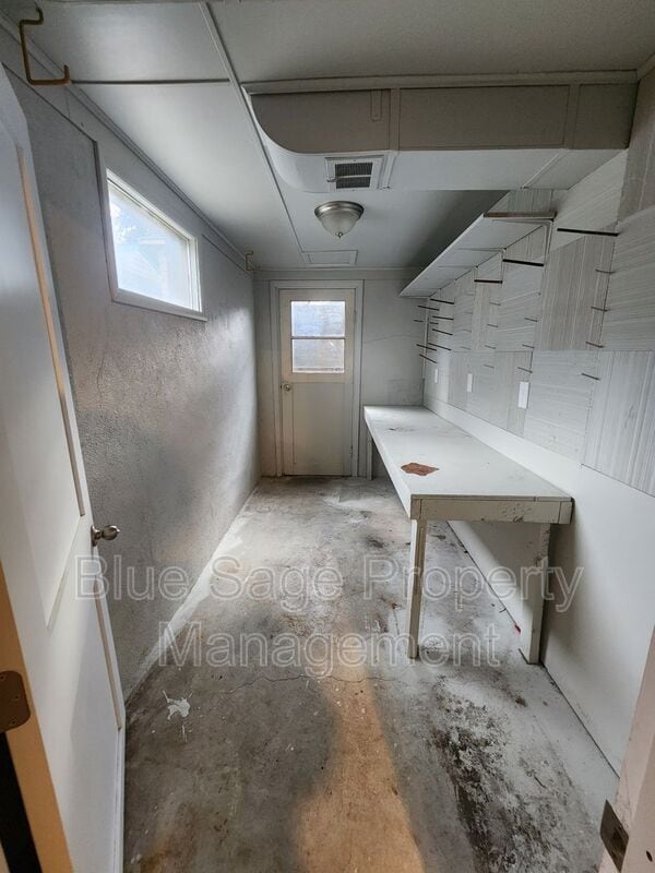 Building Photo - 812 W 13th St
