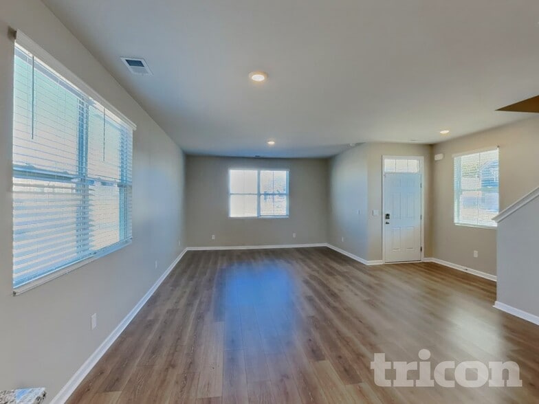 Building Photo - 1525 Ashgrove Pl