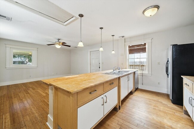 Building Photo - Heights Home for Rent! Move-in Ready