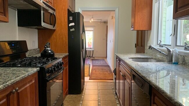 Primary Photo - 112 Yorktown St