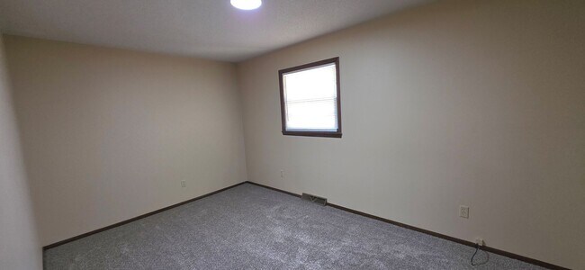 Building Photo - 2 Bedroom House close to Hospitals!  $895