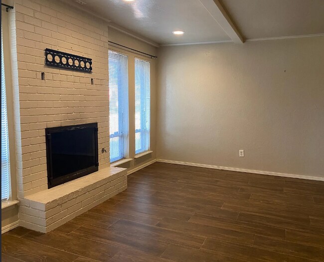 Building Photo - 3000 Rosewood Ln