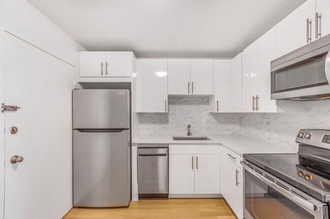 Building Photo - 5555 Collins Ave